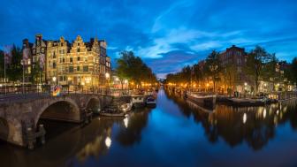 Amsterdam's Serene Canal at Dusk wallpaper