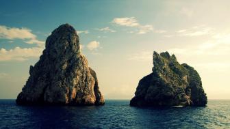 Majestic Seastacks by the Serene Coastline wallpaper