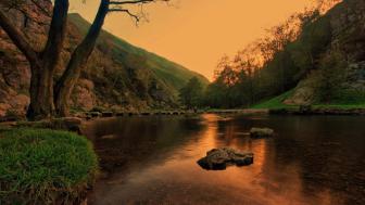 Tranquil Sunset Over Serene Valley Lake wallpaper