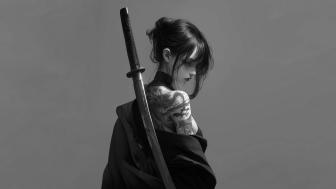 Monochrome Samurai Elegance: Anime Girl with Katana and Tattoos wallpaper