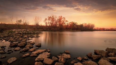Serene Sunset Over Tranquil Waters wallpaper