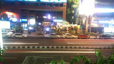 Vibrant Night City Road Scene wallpaper