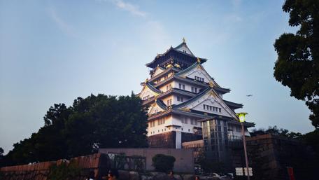 Majestic View of Osaka Castle at Dusk wallpaper
