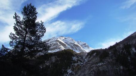Majestic Mountains Under a Clear Sky wallpaper