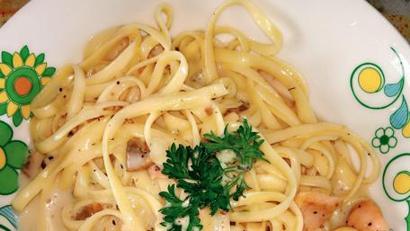Delicious Creamy Pasta Dish for Food Lovers wallpaper