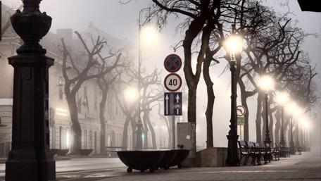 Misty Winter Cityscape in Fog wallpaper
