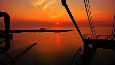 Sunset Serenity Over Calm Waters wallpaper
