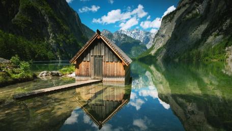Scenic Mountain Lake House wallpaper
