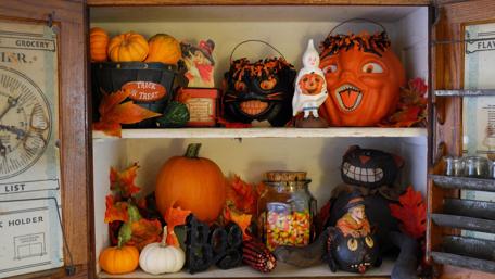 Halloween Spirit and Festive Decorations for Celebration wallpaper