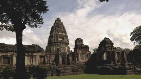 Ancient Temple Ruins in Thailand's Cityscape wallpaper