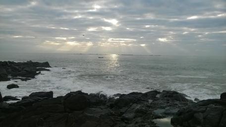 Serene Seascape at Sunrise wallpaper