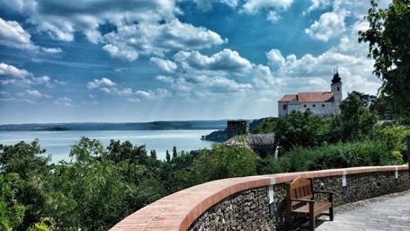 Tranquil Lake View with Scenic Architecture wallpaper