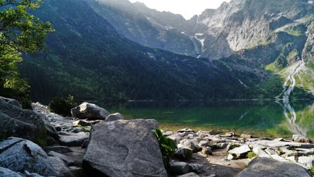 Serene Mountain Landscape with Tranquil River View wallpaper