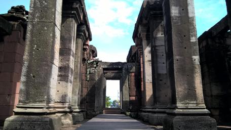 Ancient Pathways Through Thailand's Ruins wallpaper