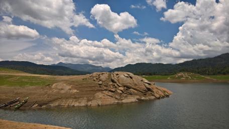 Serene Mountain Lake with Clear Skies wallpaper