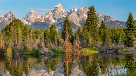 Majestic Mountain Reflections in Tranquil Lake wallpaper
