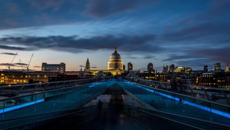 Stunning Cityscape in Twilight Glow wallpaper