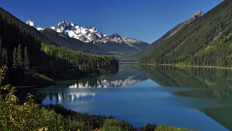 Serene Mountain Lake View wallpaper