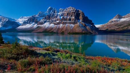 Majestic Mountain Reflection in Tranquil Lake wallpaper