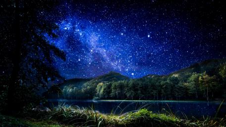 Starry Elegance Above Tranquil Lake wallpaper