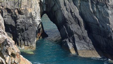Majestic Coastal Arch Over Serene Waters wallpaper