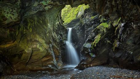 Serene Waterfall in a Hidden Oasis wallpaper