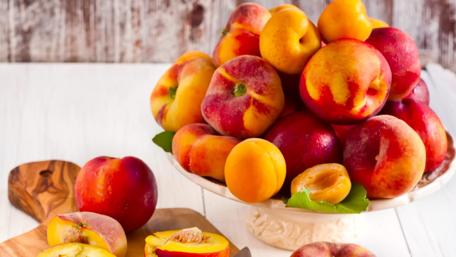 Vibrant Fresh Peaches and Nectarines Displayed Beautifully wallpaper