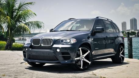 Sleek and Stylish BMW SUV Wallpaper wallpaper