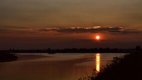 Golden Sunset Over Tranquil Waters wallpaper