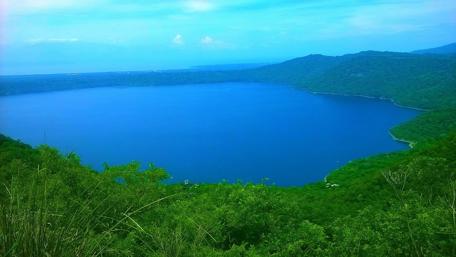 Serene Blue Lake Surrounded by Lush Greenery wallpaper