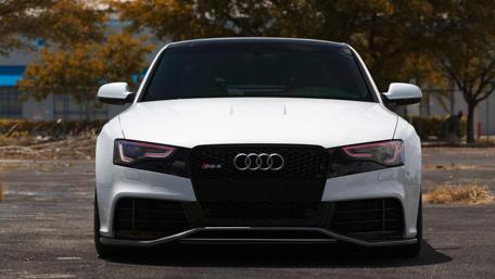 Sleek and Powerful Audi RS6 Front View wallpaper