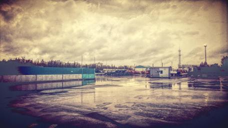 Urban Reflections Under Rainy Skies wallpaper