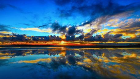 Vibrant Horizon Reflections in Nature's Glass wallpaper
