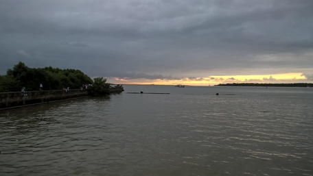Serene Waters at Dusk wallpaper