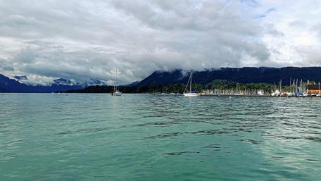 Serene Lake and Mountains Under Cloudy Skies wallpaper