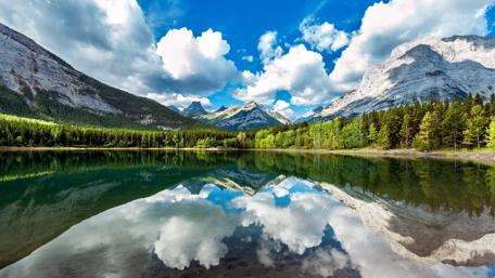 Serene Mountain Lake Reflection wallpaper