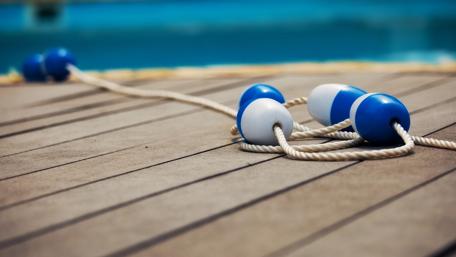 Refreshing Poolside Escape with Tranquil Vibes wallpaper