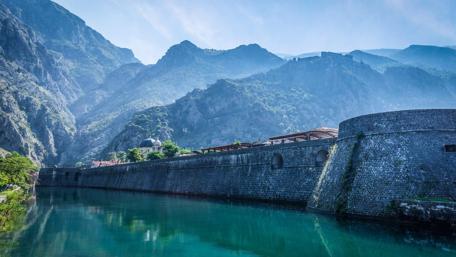 Tranquil Mountain River Scene wallpaper