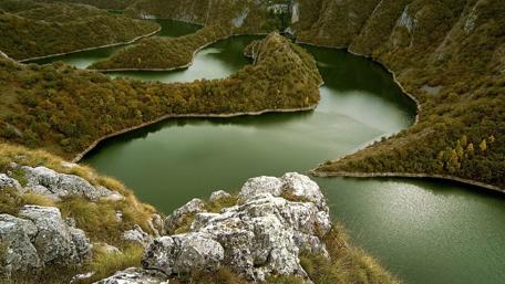 Serene River Curves in Nature's Embrace wallpaper