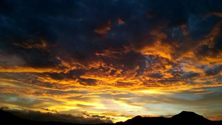 Majestic Sunset Over Dramatic Clouds wallpaper