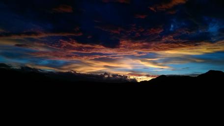 Majestic Sunset Over the Mountains wallpaper