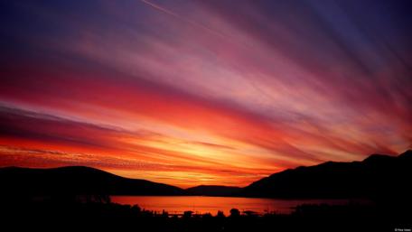 Sunset Silhouettes Over Serene Waters wallpaper