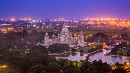 Majestic Cityscape at Dusk in Kolkata's Heart wallpaper