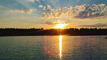 Serene Sunset Over Tranquil Waters wallpaper