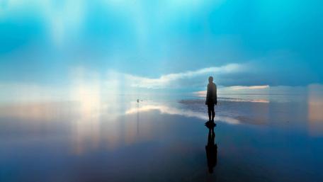 Shimmering Reflections in Tranquil Waterscape wallpaper