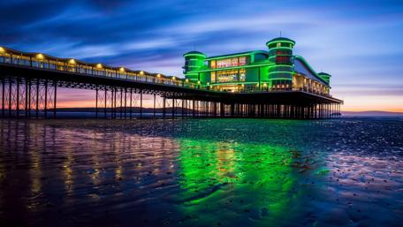 Serene Sunset Over a Vibrant Pier wallpaper