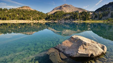 Serene Lake Reflection in Pristine Wilderness wallpaper