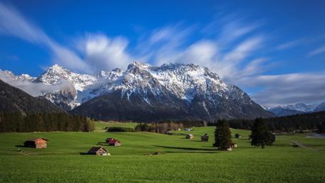 Mountain Serenity in Dolina wallpaper
