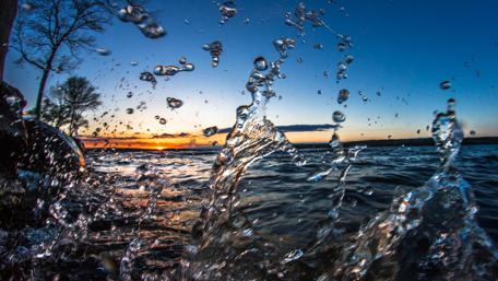 Dancing Droplets at Sunset wallpaper