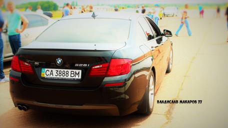 Sleek Black BMW 528i Captured in Motion wallpaper